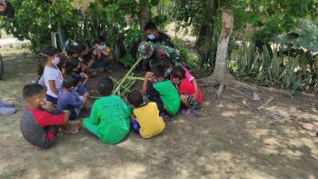 Anggota Satgas TMMD Bojonegoro, Berikan Nasehat Kepada Anak-Anak